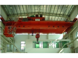 QD型電動雙梁橋式起重機(jī)是按國家標(biāo)準(zhǔn)設(shè)計(jì)制造的的起重機(jī)，起升機(jī)構(gòu)為卷揚(yáng)機(jī)。