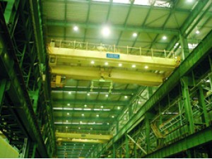 QD型電動(dòng)雙梁吊鉤橋式起重機(jī)適用于工礦企業(yè)、車間或露天場(chǎng)地，是在固定跨間內(nèi)裝卸、搬運(yùn)物料的起重設(shè)備。